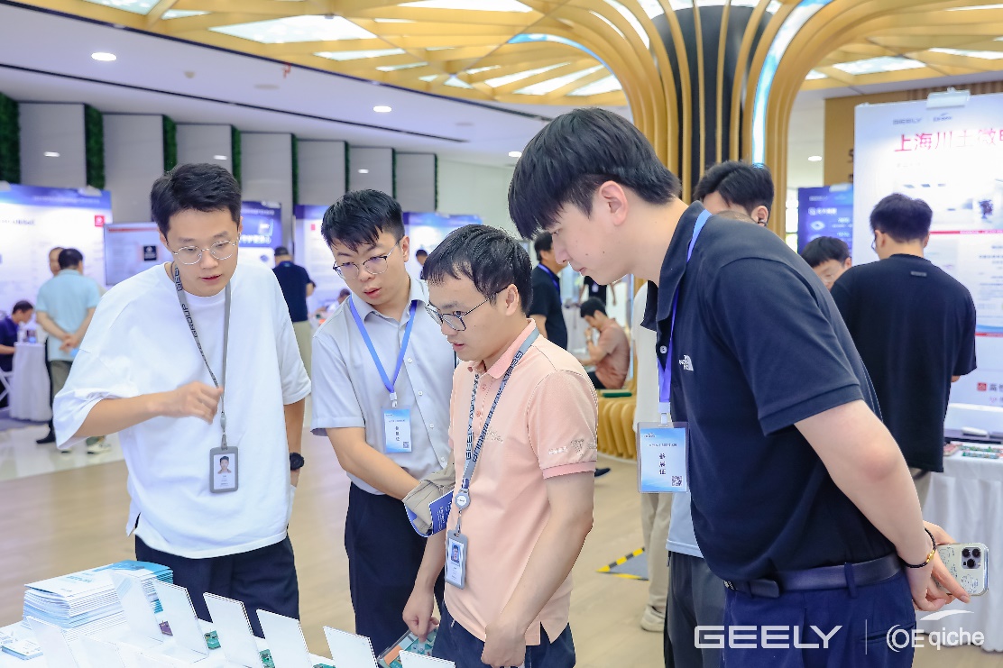 图片包括 人, 室内, 男子, 站AI 天生的内容可能不准确！！！。