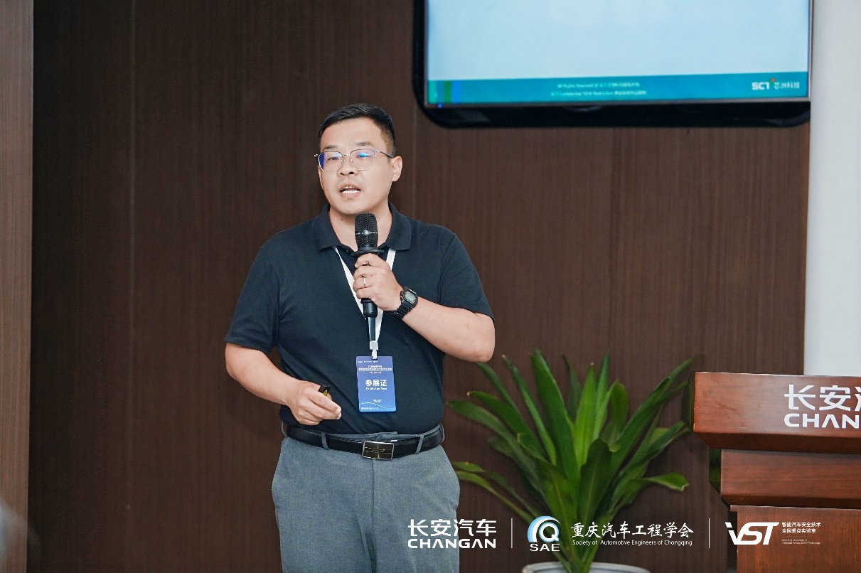 戴帽子的人在电视前AI 天生的内容可能不准确！！！。