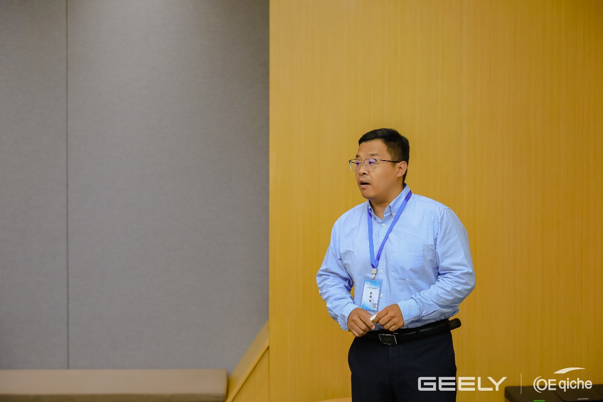 男子站在房间里AI 天生的内容可能不准确！！！。